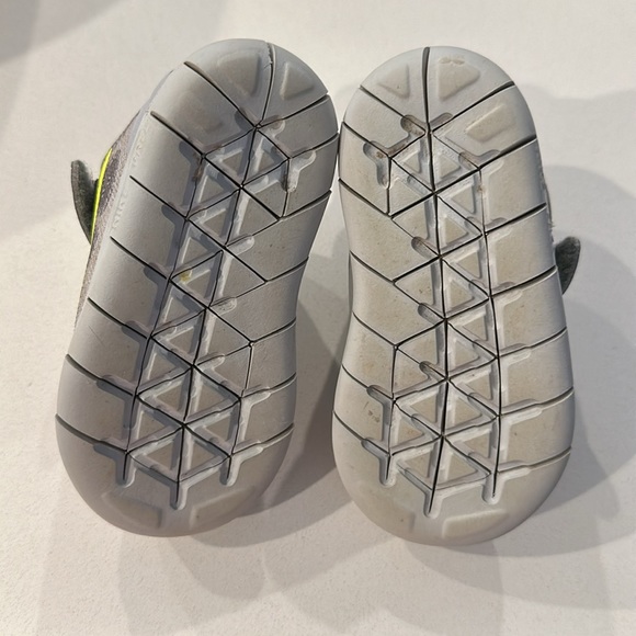 Toddler Nike sneakers size 5 - Picture 5 of 8